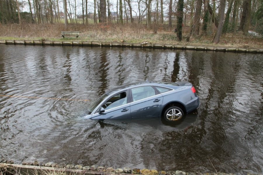 Auto te water Leidsevaart N444 3,0 Voorhout